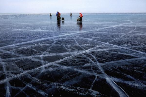 Vissers op het ijs, klaar om te ijsvissen